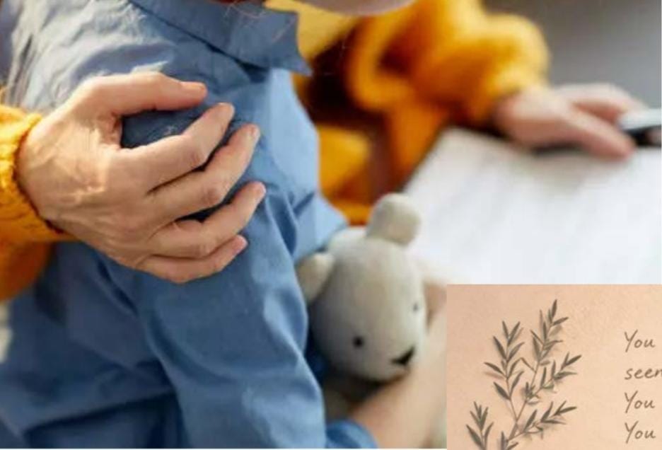Odrasla ruka na ramenu djeteta koje u krilu drži plišanog medvjedića
